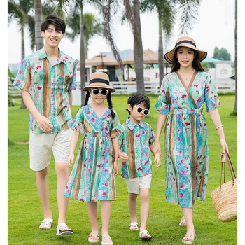 Летни плажни еднакви комплекти за семейството, празнични рокли за майки и дъщери, тениска за баща и син, шорти, семеен начин, съоръжения за пара към морето