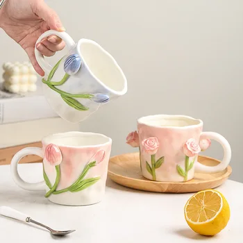 Ins Боядисани ръчно Чаша-лале, Релефни цветя двойка, Керамична чаша за следобеден чай, кафе, чаши за мляко и млечни напитки на закуска, подаръци