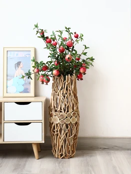Бижута във формата на вази от пода до пода, дървени договореност в хола, имитация на сухи цветя, цветни декорации, аксесоари