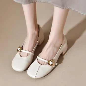 Обувки-лодка; Дамски обувки Mary Janes от лачена кожа; Обувки-лодка без обков с катарама; Модел обувки на среден ток; Бели Сватбени обувки; Есен 1532C