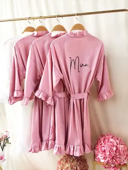 Тъмно розово атласное Кимоно, Индивидуален халат за баня с името на сватбена рокля, Коприна рокля на шаферка с рюшами за моминско парти